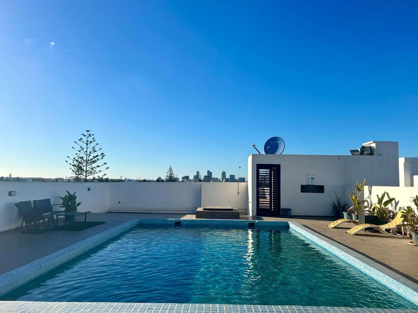 Chic With Rooftop Pool Apartment